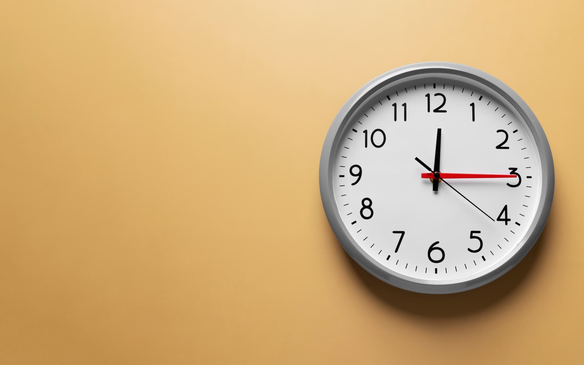 Relógio premium representando precisão, continuidade e controle operacional.